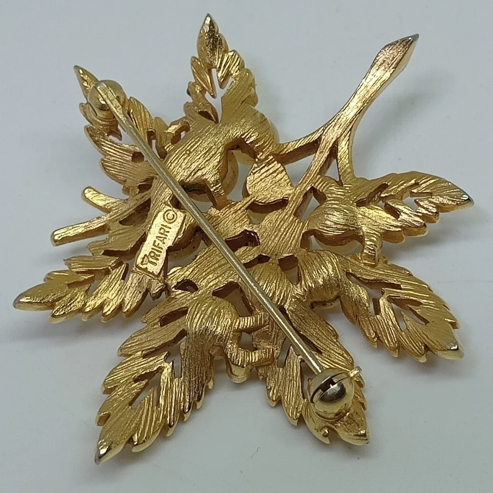 * vintage Crown Trifari faux pearls gold tone leaf pin brooch